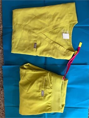 Yellow-Green Figs Scrub Set with Pink Tie